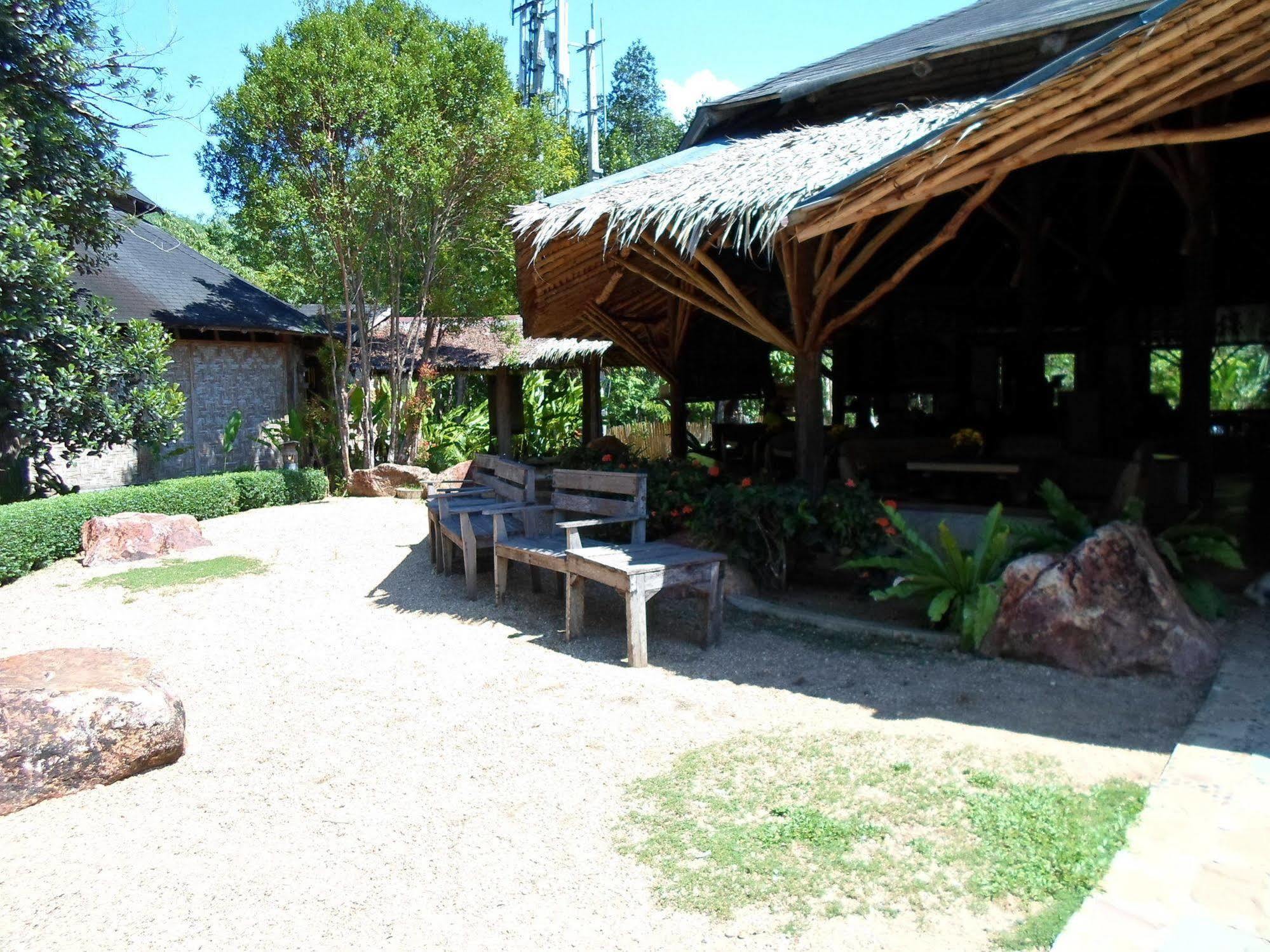 The Cliff & River Jungle Resort Phanom Bagian luar foto